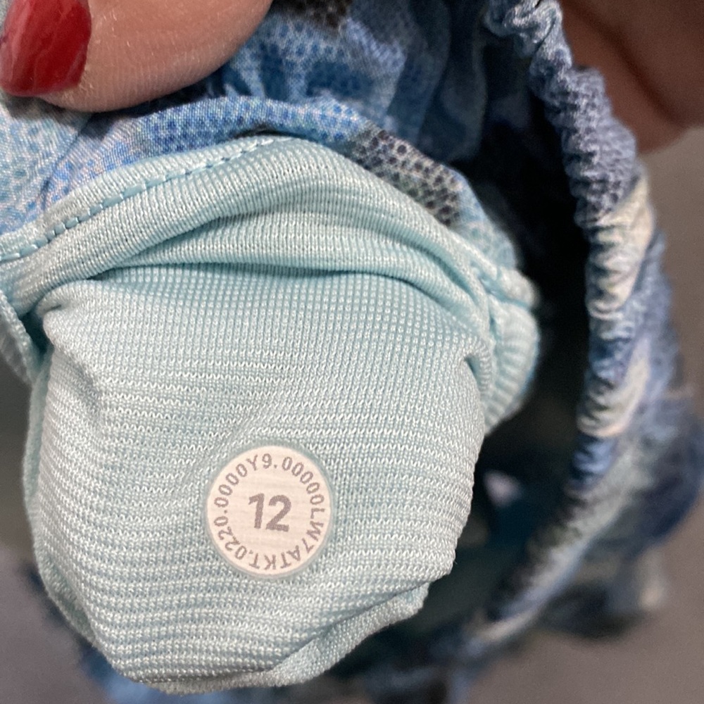Lululemon Hotty hot shorts, size 12 Tall - Picture 5 of 5